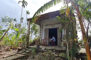 Những căn nhà chực đổ bên dòng Vu Gia