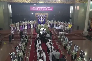 Video: Bài hát ‘Nhỏ ơi’ vang lên trong lễ tang của NS Chí Tài