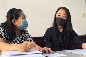 Video: Nữ tiếp viên hàng không đến tòa nộp đơn kháng cáo