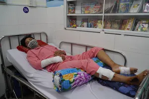 Video: Cậu bé sống sót kỳ diệu sau cú va chạm với xe tải