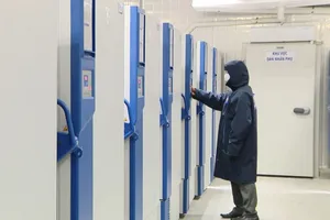 Video: Bên trong kho lạnh chứa lô vaccine COVID-19 đầu tiên