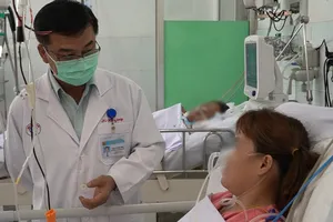 Video: Bị dồn đuổi, hổ mang chúa cắn vào lưng người phụ nữ