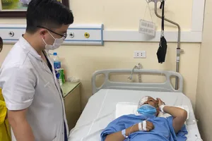 Video: Cứu sống bệnh nhân bị mảnh gỗ đâm vào mắt và đầu