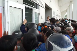 Video: Hỗn loạn cảnh mua vé vào xem Công Phượng thi đấu