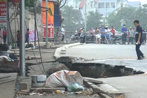 Video: Cận cảnh 'hố tử thần' khiến dân phải di dời ở Hà Nội