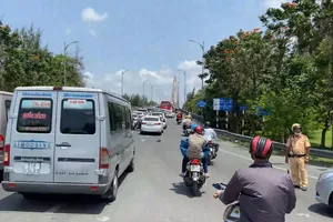 Video: Cửa ngõ miền Đông và miền Tây đều ùn tắc