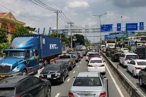 Video: Kẹt xe kéo dài tại khu vực phà Cát Lái, quận 2 