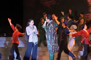 100 ca sĩ, diễn viên hát mừng ngày thống nhất đất nước