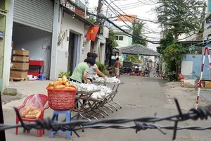 Video: Tặng suất cơm nóng, ổ bánh mì nghĩa tình trong tâm dịch