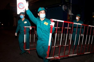 Video: Cận cảnh gỡ bỏ 12 chốt kiểm soát trong đêm ở Gò Vấp