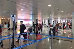 Video: Từ 1-7, thí điểm biện pháp cách ly mới với người nhập cảnh