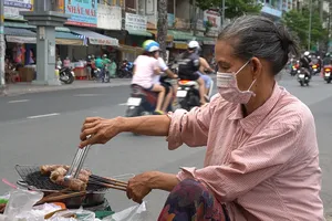 Người bán hàng rong nhọc nhằn mưu sinh trong ngày giãn cách xã hội