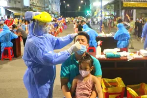 Video: Bình Dương lấy mẫu xét nghiệm COVID-19 cho 4000 người dân trong đêm