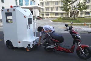 Video: Thầy giáo chế tạo cabin chở bệnh nhân COVID-19