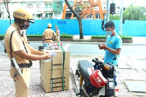 Video: Shipper công nghệ chịu phạt vì nhận giao hàng không thiết yếu