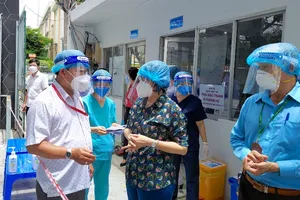 Video: Ra ngoài không cần thiết, quận Phú Nhuận xử phạt 166 triệu trong một ngày