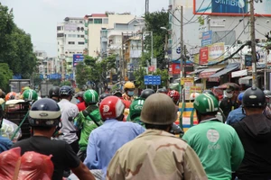 Video: Đám đông ùn tắc khi khai báo "di biến động dân cư" tại TP.HCM