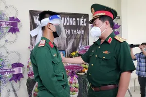 Mẹ qua đời, chiến sĩ trẻ nén nỗi đau tiếp tục mang thực phẩm đến cho dân