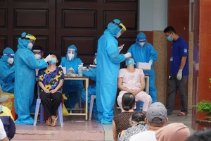 Gò Vấp: Gấp rút test nhanh COVID-19 ‘vùng đỏ’, giăng dây ngay khi phát hiện F0