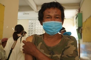 Video: Người vô gia cư ở TP.HCM được tiêm vaccine COVID-19