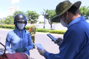 Video: Ngày đầu Đà Nẵng kiểm tra người đi đường bằng mã QR Code 