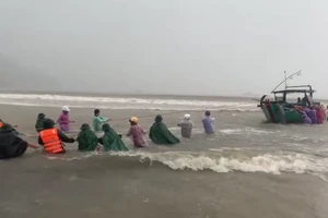 Video: Bộ đội biên phòng dầm mưa giúp ngư dân kéo tàu thuyền lên bờ tránh bão