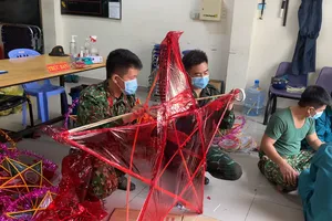 Video: Bộ đội làm lồng đèn trung thu tặng trẻ em trong mùa dịch ở TP.HCM