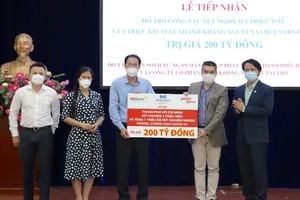 Video: Sovico, HD Bank, VietJet tặng TP.HCM 1 triệu bộ kit xét nghiệm COVID-19