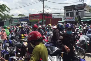Video: Tổ chức theo đoàn đưa người dân kẹt ở cửa ngõ phía tây TP.HCM về quê 