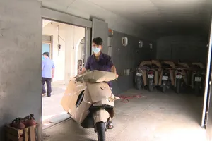 Chuyến tàu đặc biệt gắn thêm toa đưa người dân Tuyên Quang và xe máy về quê