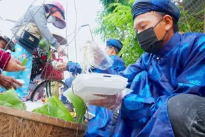 Video: Phiên chợ lấy lá cây làm tiền ở Tây Ninh