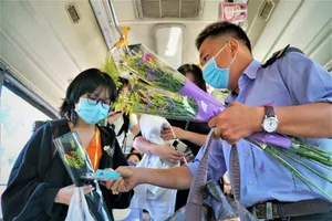 Anh tài xế xe buýt bỏ tiền túi mua hoa, quà tặng chị em ngày 8-3