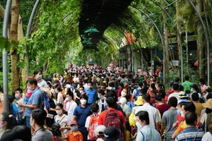 Người dân TP.HCM chen chân tại các điểm vui chơi trong ngày đầu nghỉ lễ