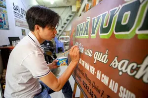 Video: Chàng trai trẻ quyết giữ nghề vẽ bảng hiệu bằng tay