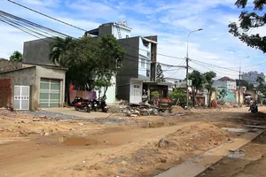 Video: Dân khổ sở vì tuyến đường hễ mưa là có người té ở Đà Nẵng