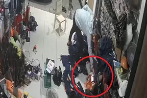 Video: Xông vào nhà giật điện thoại trên tay bé trai