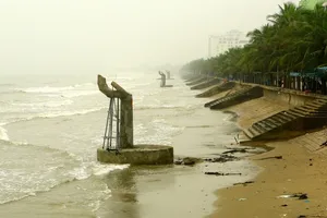 Video: 5 bàn tay khổng lồ ở bờ biển ở Thanh Hóa nhìn từ trên cao