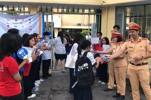 Video: CSGT TP.HCM tặng bút, thước kẻ cho thí sinh thi tốt nghiệp THPT