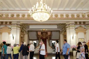 Video: Du khách hào hứng tham quan trụ sở HĐND, UBND TP.HCM dịp 2-9