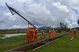 Ngành điện khẩn trương khắc phục hậu quả sau bão số 10 tại Hà Tĩnh