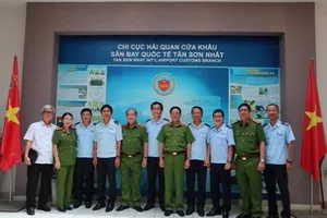 Bộ trưởng Bộ Công an tặng bằng khen cho hải quan Tân Sơn Nhất