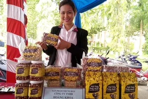 Người Pháp giúp nông dân Việt bảo hộ hạt điều 