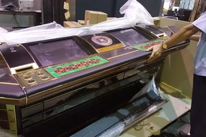 Chở trái phép máy đánh bạc qua đường hàng không