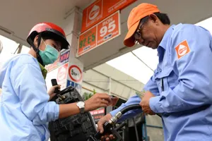 1 lít xăng sắp phải cõng 4.000 đồng tiền thuế 