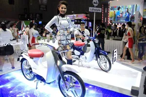 Xe máy tự động tắt máy khi dừng đèn đỏ 'lên hương'