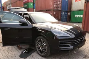 Xe sang ồ ạt cập cảng TP.HCM