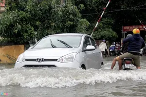 Bí kíp lái ô tô an toàn mùa mưa, đường ngập 