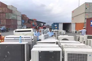 Được trả tiền để... tuồn rác lậu vào Việt Nam