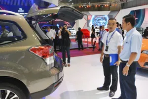 Bất chấp 'tháng cô hồn', ô tô ngoại vẫn nhập về ồ ạt