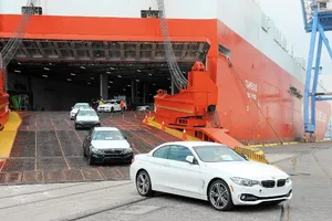 Rục rịch cho thị trường Tết, ô tô nhập tràn về VN tăng kỷ lục